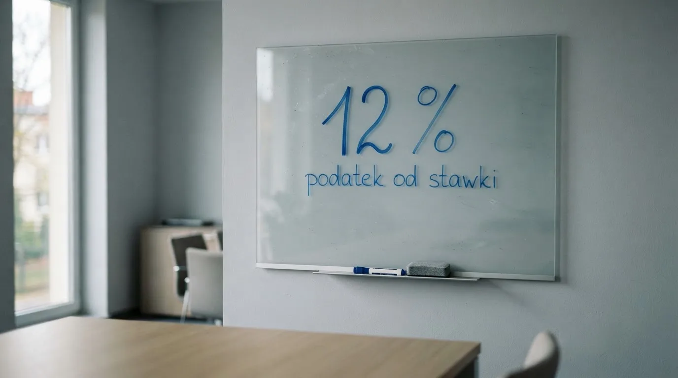 Szklana tablica suchościeralna w pustej sali konferencyjnej, lekko zakurzona, obok leży niebieski pisak.